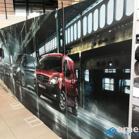 Ścianki reklamowe w praktyce projektowej Omega System — co naprawdę decyduje o skuteczności ekspozycji?